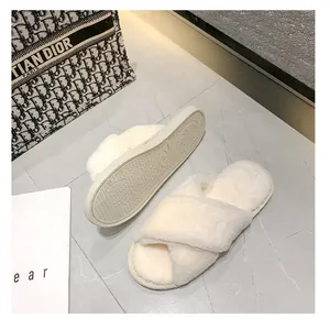 Chaussons douillets en fausse fourrure blanche avec semelle antidérapante à motif lapin