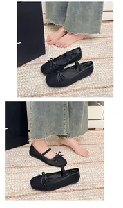 Detail von atmungsaktiven schwarzen Mesh-Mary-Jane-Flats mit Schleife und Riemen