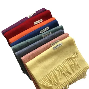 Pila de bufandas de lana 100% pura en varios colores con flecos largos para el invierno