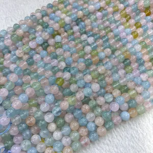 Vue détaillée de perles rondes en morganite naturelle de haute qualité en couleurs pastel