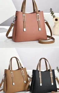 Trio eleganter Handtaschen aus genarbtem Leder in den Farben Rosa, Braun und Schwarz.