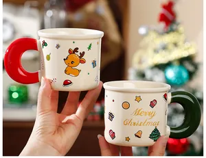 Gros plan de tasses de Noël en céramique avec renne et inscription Merry Christmas