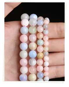 Detaillierte Nahaufnahme von natürlichen Morganit-Perlen in Pastelltönen für DIY-Schmuck.