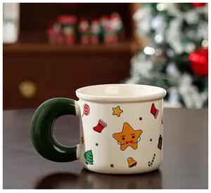 Vue détaillée d'un mug de Noël rétro en céramique avec motif étoile et anse verte