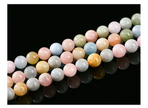 Detailansicht von bunten natürlichen Morganit-Edelsteinperlen für die DIY-Schmuckherstellung