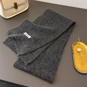 Detaillierte Ansicht eines dunkelgrauen Wollmischschals mit weicher Stricktextur