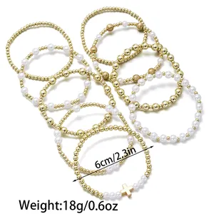 Détail de l'ensemble de 5 bracelets élastiques avec perles et breloque croix