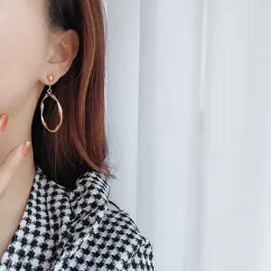 Grandes créoles dorées torsadées élégantes pour femmes, bijoux de mode chic minimalistes