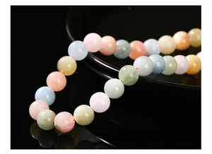 Makro-Detail von hochwertigen natürlichen Morganit-Rundperlen für DIY-Schmuck.