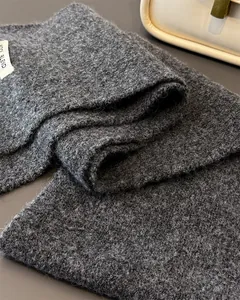 Detailansicht eines dunkelgrauen Strickschals aus Wollmischung mit weicher Textur