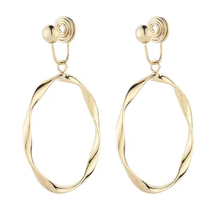 Élégantes boucles d'oreilles créoles torsadées dorées pour oreilles non percées avec clip