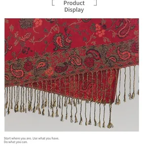 Detailansicht eines roten Vintage-Paisley-Schals mit dekorativen langen Fransen.