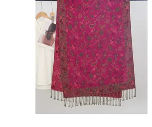 Detail eines Vintage-Magenta-Paisley-Jacquard-Schals mit dekorativen Quasten für Damen