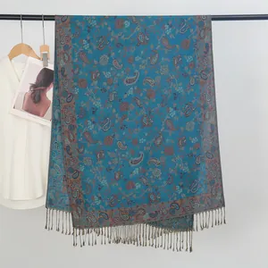 Nahaufnahme des blauen Paisley-Jacquard-Pashmina-Schals mit eleganten Fransenquasten