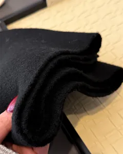 Makro-Detail des hochwertigen dicken schwarzen Strickschals mit gemütlicher Textur