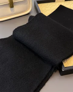 Detailaufnahme der weichen schwarzen Strickstruktur auf einem stilvollen Winterschal