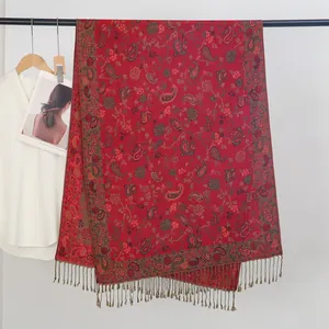 Detaillierte Ansicht des roten Vintage-Schals mit Paisley-Jacquard und Fransen