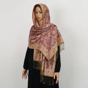 Detaillierte Ansicht des Vintage-Paisley-Jacquard-Schals mit ethnischen Mustern und Fransen