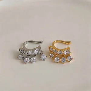 Κομψό επιχρυσωμένο ear cuff με κρεμαστά ζιργκόν για μια premium εμφάνιση