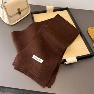 Detaillierte Nahaufnahme eines braunen Strickschals aus hochwertiger Wollmischung