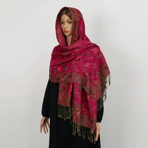 Detailansicht eines fuchsiafarbenen Vintage Schals mit Paisley-Jacquard und goldenen Quasten