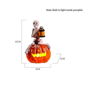 Statuina scheletro Halloween LED su zucca, decorazione creativa altezza 15 cm