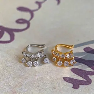Ζευγάρι επιχρυσωμένα και επαργυρωμένα ear cuffs με ζιργκόν και κρεμαστά μενταγιόν