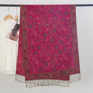 Detailansicht des magentaroten Retro-Paisley-Jacquardschals mit dekorativen Fransenquasten