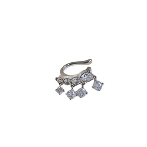 Κομψό επάργυρο σκουλαρίκι ear cuff με πολλές αστραφτερές κρεμαστές πέτρες ζιργκόν