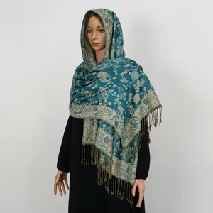 Detailansicht eines Retro-Pashminas mit Paisley-Muster und eleganten langen Fransen für Damen