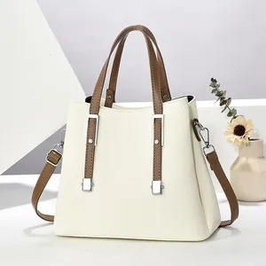 Elegante weiße Handtasche aus genarbtem Leder mit braunen Riemen und Schultergurt