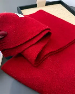 Nahaufnahme der weichen Strickstruktur dieses roten Kaschmirmischung-Winterstals für Damen.