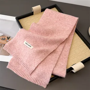 Detailaufnahme eines rosa Wollschals mit weicher Textur und Rippbündchen