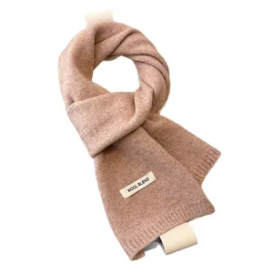 Hochwertiger staubrosa Strickschal aus Wollmischung für den modischen Winter-Alltag