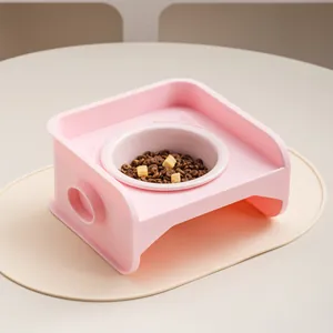 Minimalistische roze verhoogde voerbak met standaard en keramische schaal voor katten en honden
