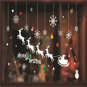Detalle que muestra pegatinas navideñas para ventanas con renos y texto Merry Christmas