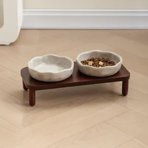 Juego de cuencos de cerámica para mascotas con elegante soporte de madera de roble oscuro