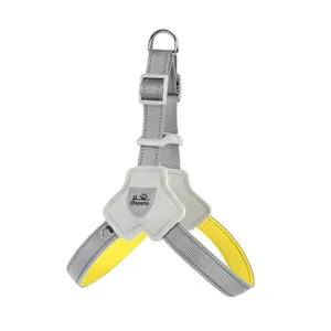 Détail du harnais réfléchissant gris pour chien avec doublure jaune et logo