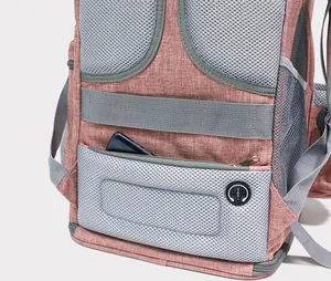 Detailansicht der atmungsaktiven Rückseite eines Haustierrucksacks mit Reißverschlusstasche.