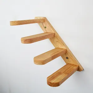 Dettaglio dei gradini a parete per gatti in legno massello di caucciù.