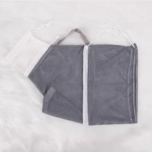 Primer plano de la bolsa de aseo de malla transpirable gris y blanca para gatos
