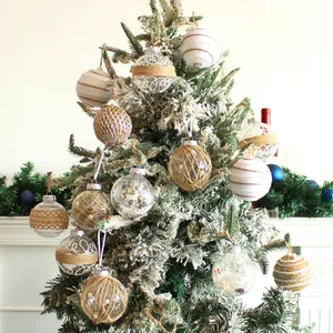 Surtido de bolas de Navidad colgadas en un abeto nevado para decoración festiva