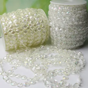Gros plan de chaîne de perles facettées en plastique AB pour accessoires de vêtements