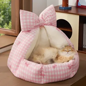 Cama semicerrada para gatos con cuadros rosas, lazo grande e interior de felpa suave