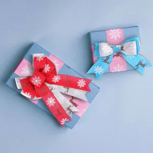 Decoratieve kerststrikken met rendier- en sneeuwvlokpatronen voor cadeauverpakkingen.