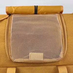 Detail van het ademende gaasvenster en de oprolbare flap van de gele huisdierrugzak.