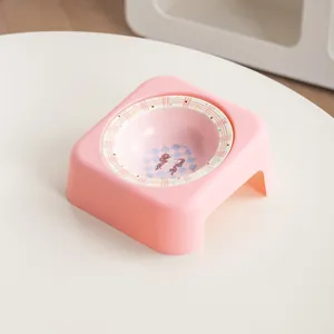 Ciotola in ceramica rosa con supporto inclinato per la protezione del collo di gatti