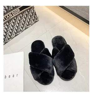 Gros plan sur des chaussons noirs croisés en fausse fourrure douce et chaude