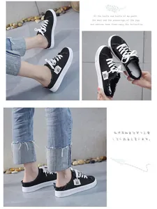 Vista detallada de mules de lona negra con bordes deshilachados y diseño slip-on para mujer