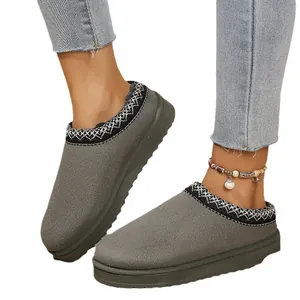 Pantofole etniche da donna con zeppa e fodera in pelliccia con ricamo decorativo
